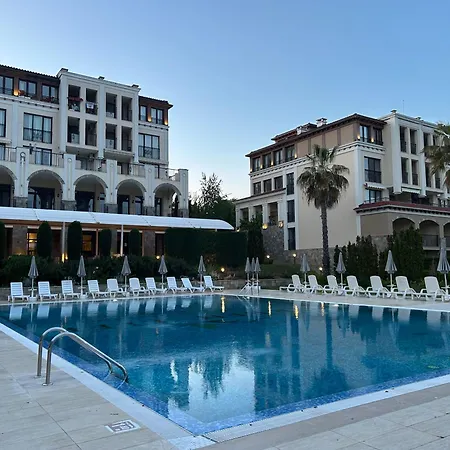 дизайнерско студио ,смокиня,созопол,5 звезден затворен комплекс,4 басейна,1ва линия море Daire *