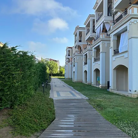 дизайнерско студио ,смокиня,созопол,5 звезден затворен комплекс,4 басейна,1ва линия море Daire *