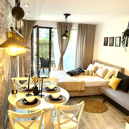 дизайнерско студио ,смокиня,созопол,5 звезден затворен комплекс,4 басейна,1ва линия море Daire *